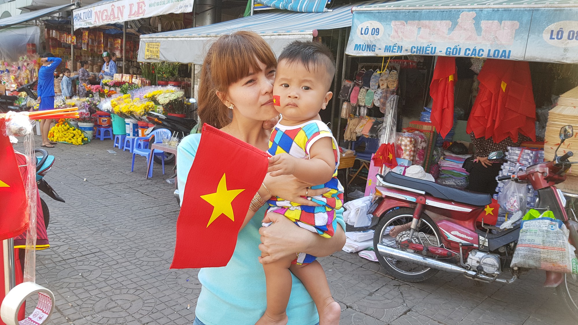 Người d&acirc;n T&acirc;y Đ&ocirc; k&eacute;o ra bờ k&egrave; s&ocirc;ng Hậu cổ vũ U23 Việt Nam - Ảnh 5.