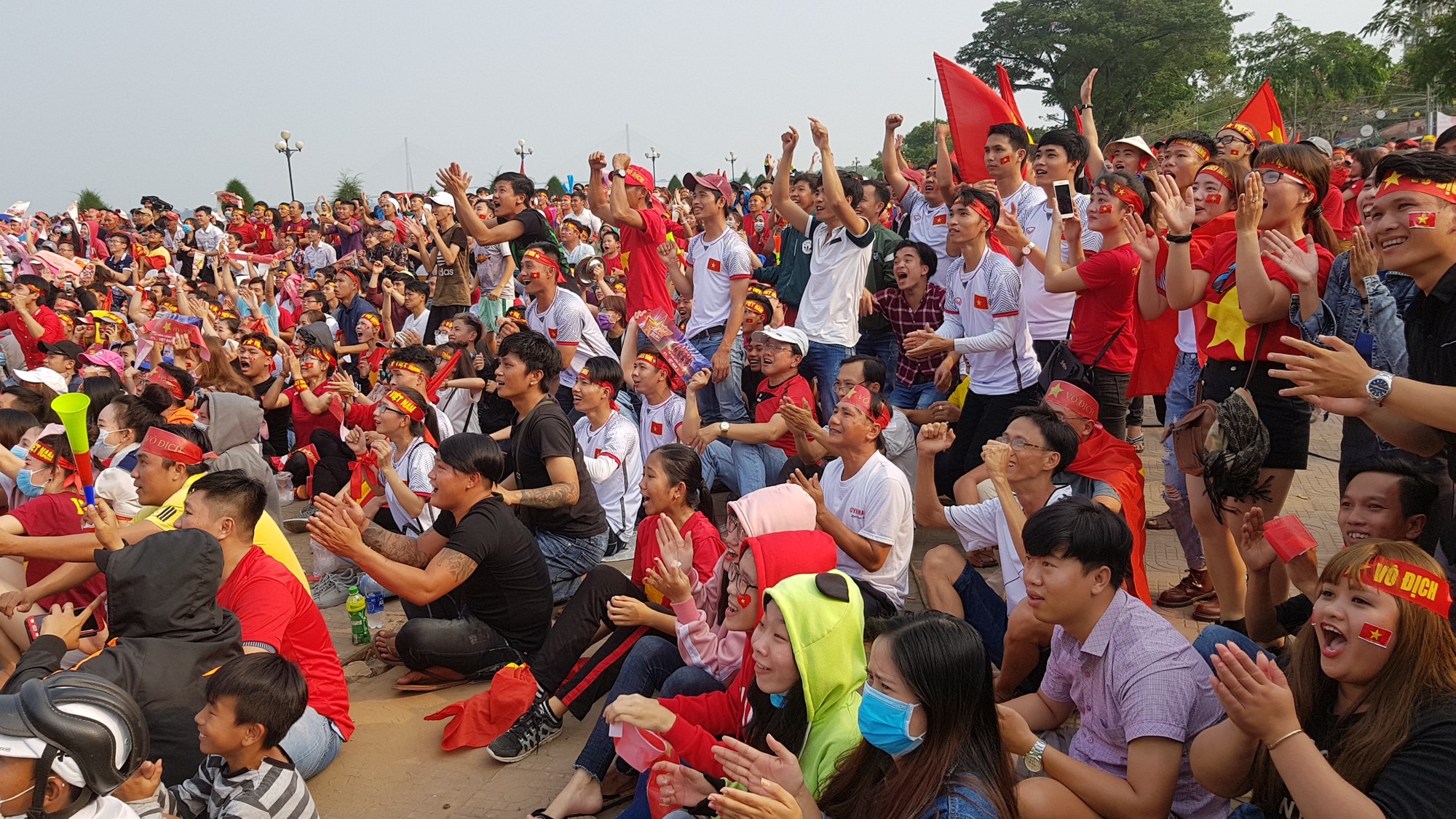 Người d&acirc;n T&acirc;y Đ&ocirc; k&eacute;o ra bờ k&egrave; s&ocirc;ng Hậu cổ vũ U23 Việt Nam - Ảnh 2.