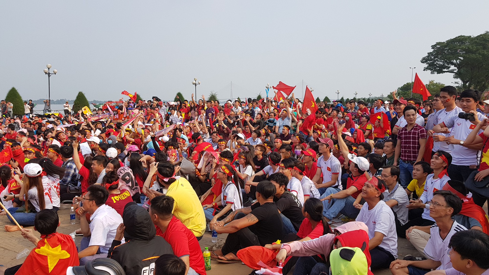 Người d&acirc;n T&acirc;y Đ&ocirc; k&eacute;o ra bờ k&egrave; s&ocirc;ng Hậu cổ vũ U23 Việt Nam - Ảnh 3.