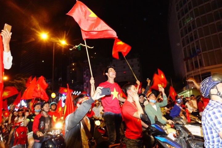 CĐV tr&agrave;n ngập đường phố S&agrave;i G&ograve;n d&ugrave; U23 Việt Nam về nh&igrave; - Ảnh 1.