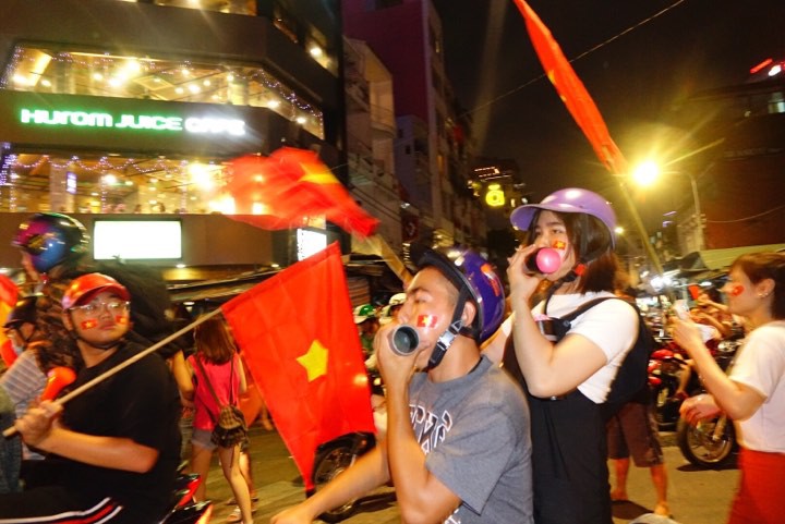 CĐV tr&agrave;n ngập đường phố S&agrave;i G&ograve;n d&ugrave; U23 Việt Nam về nh&igrave; - Ảnh 2.