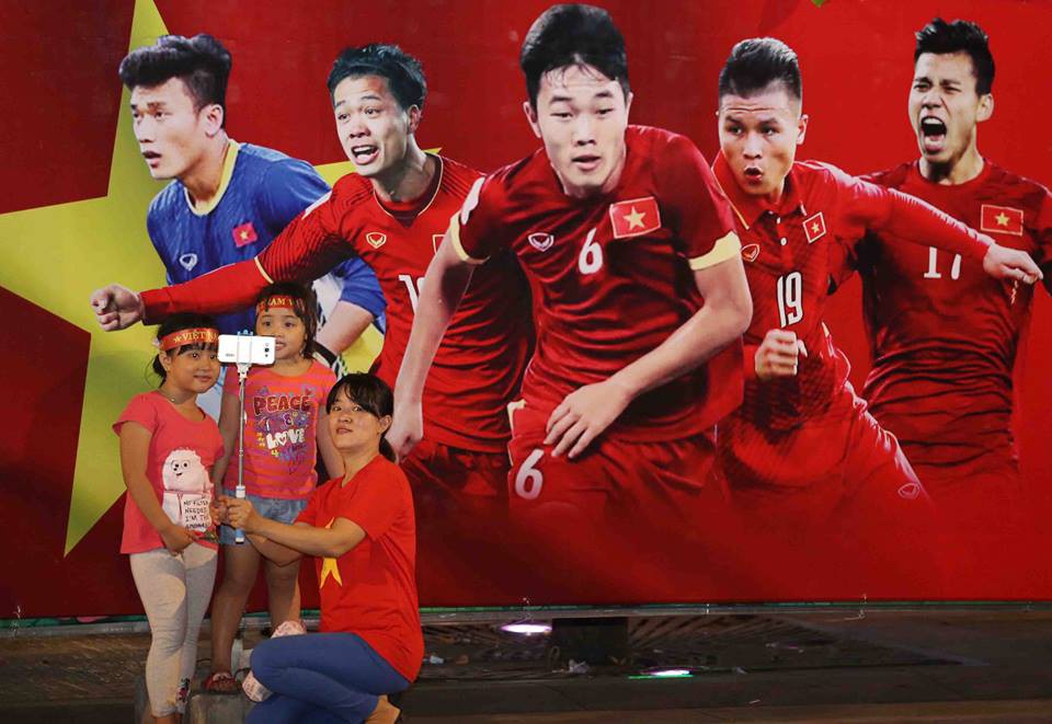 CĐV tr&agrave;n ngập đường phố S&agrave;i G&ograve;n d&ugrave; U23 Việt Nam về nh&igrave; - Ảnh 20.