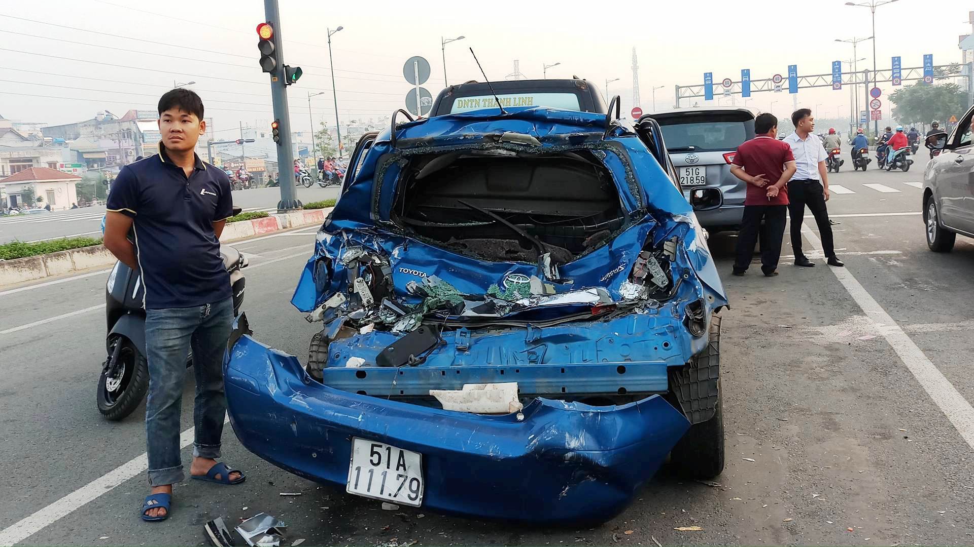 3 xế hộp biến dạng sau tai nạn trên đường Phạm Văn Đồng