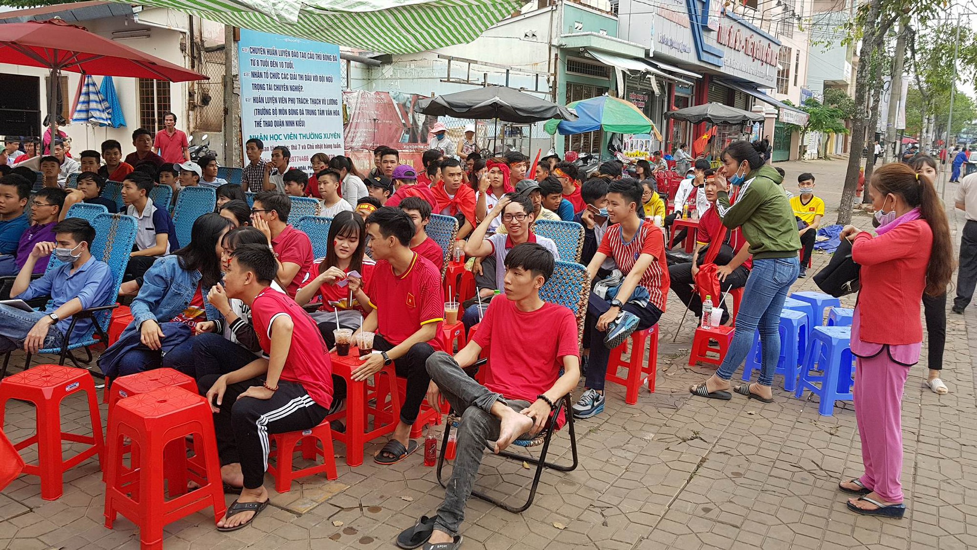 Người d&acirc;n T&acirc;y Đ&ocirc; k&eacute;o ra bờ k&egrave; s&ocirc;ng Hậu cổ vũ U23 Việt Nam - Ảnh 13.