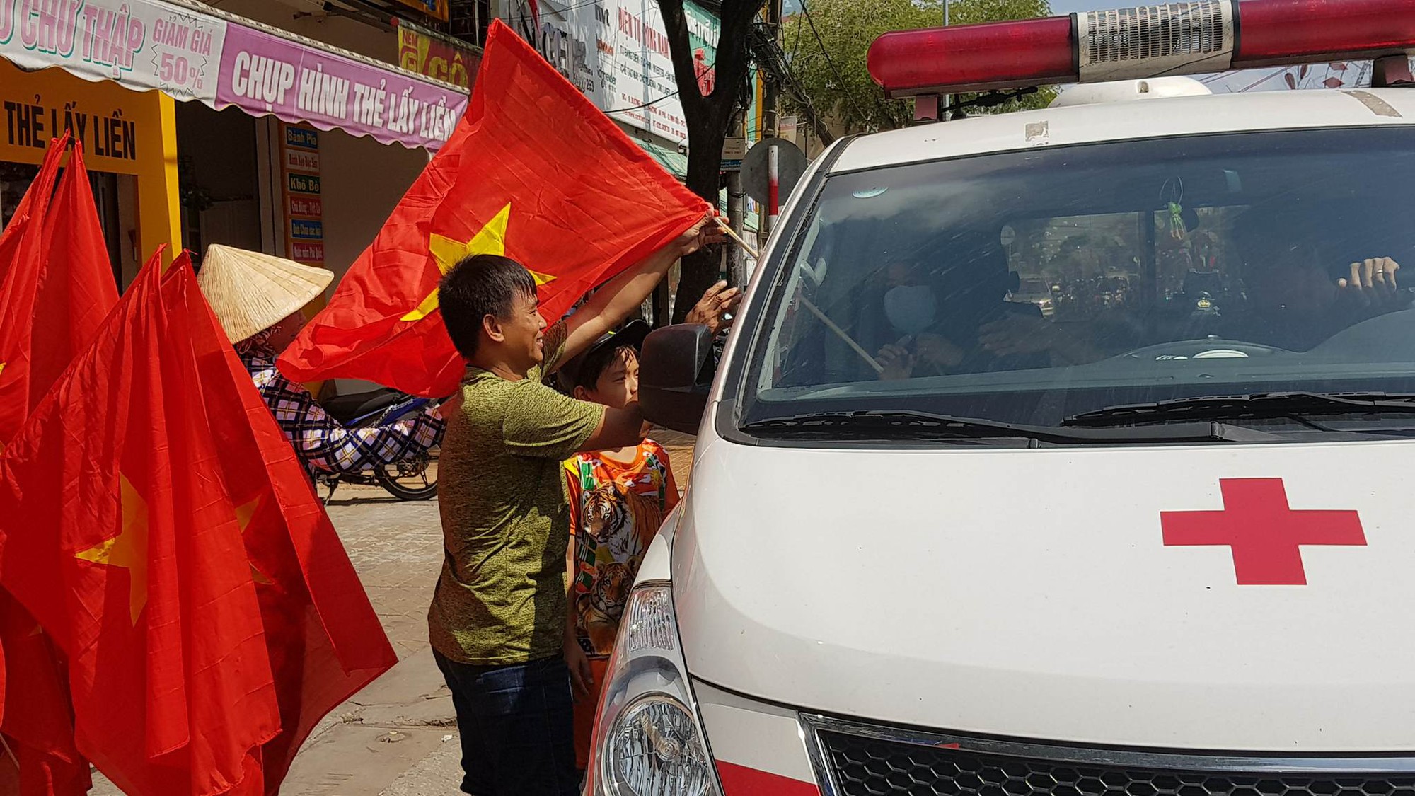 Người d&acirc;n T&acirc;y Đ&ocirc; k&eacute;o ra bờ k&egrave; s&ocirc;ng Hậu cổ vũ U23 Việt Nam - Ảnh 6.