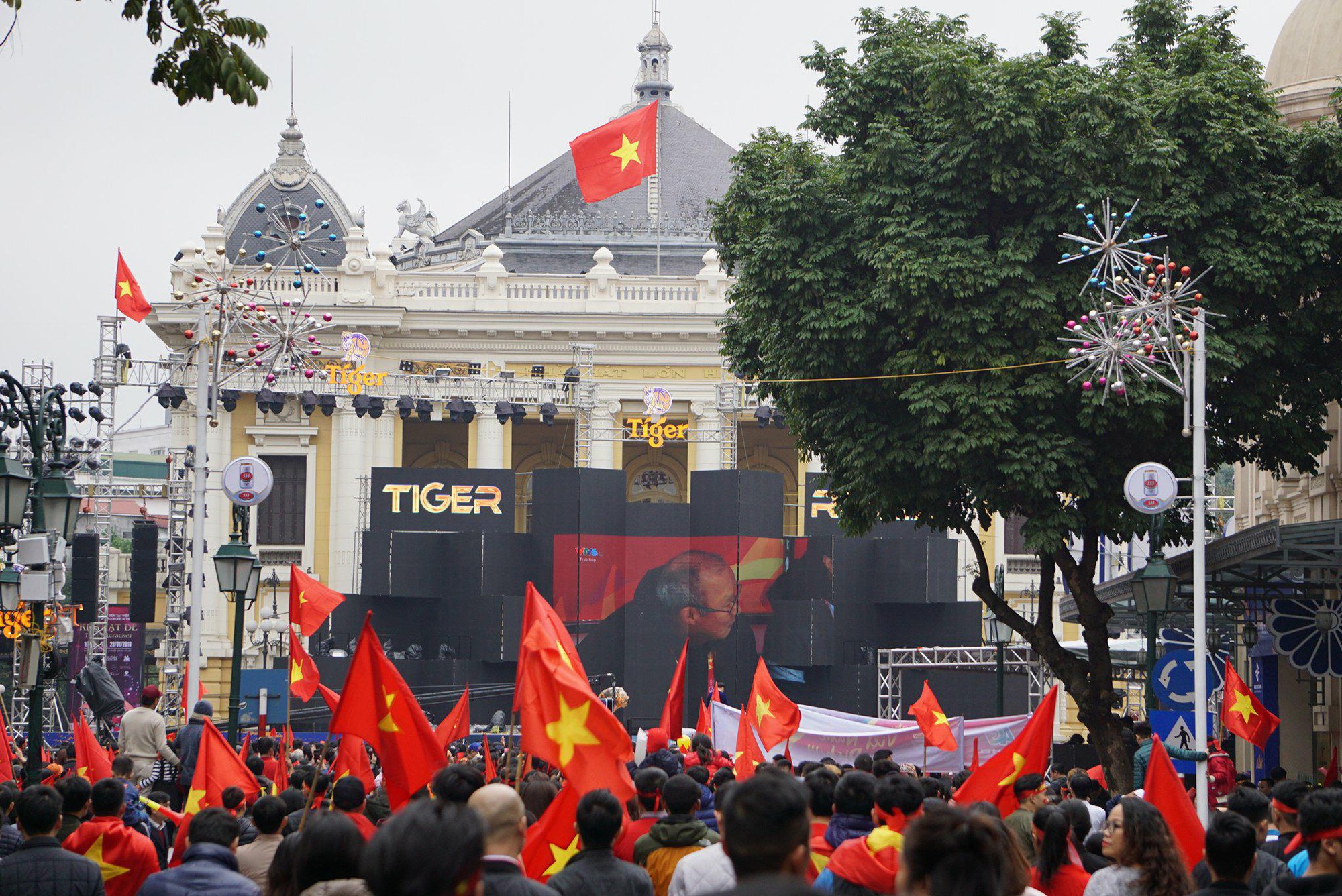 Phó Thủ tướng reo mừng giây phút Quang Hải ghi tuyệt phẩm - Ảnh 14.