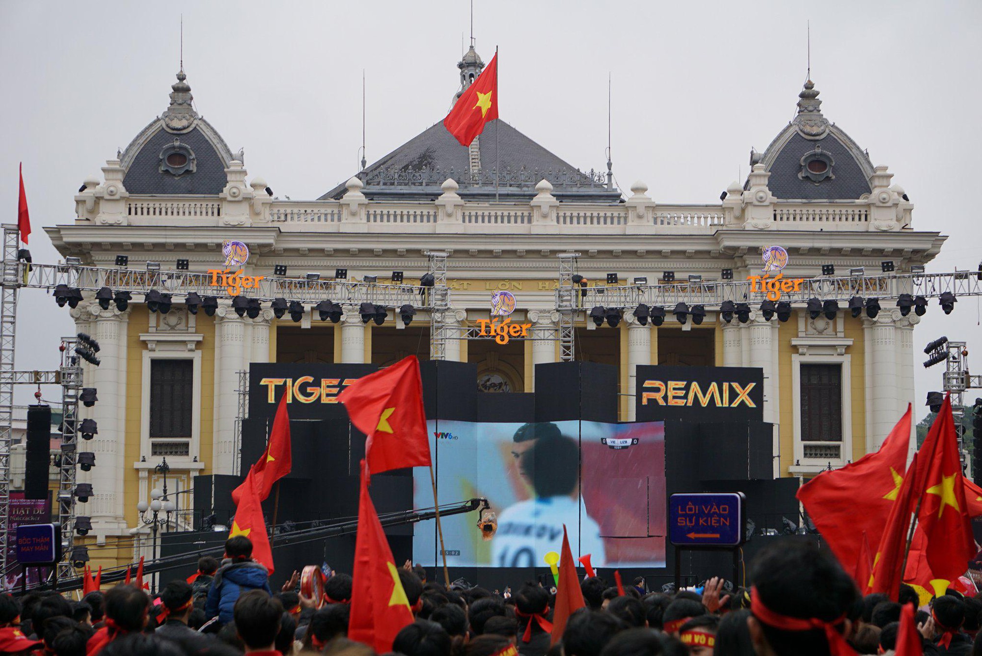 Phó Thủ tướng reo mừng giây phút Quang Hải ghi tuyệt phẩm - Ảnh 16.