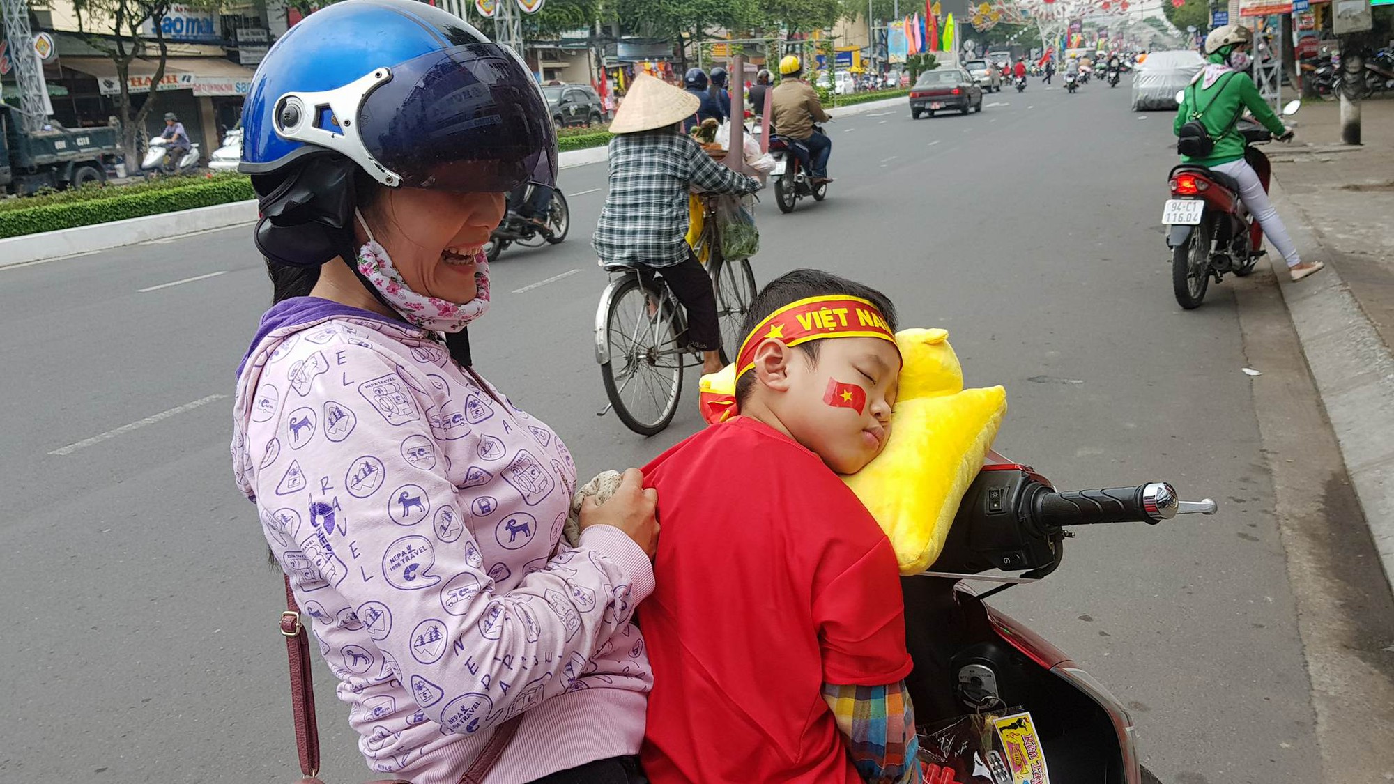 Người d&acirc;n T&acirc;y Đ&ocirc; k&eacute;o ra bờ k&egrave; s&ocirc;ng Hậu cổ vũ U23 Việt Nam - Ảnh 7.