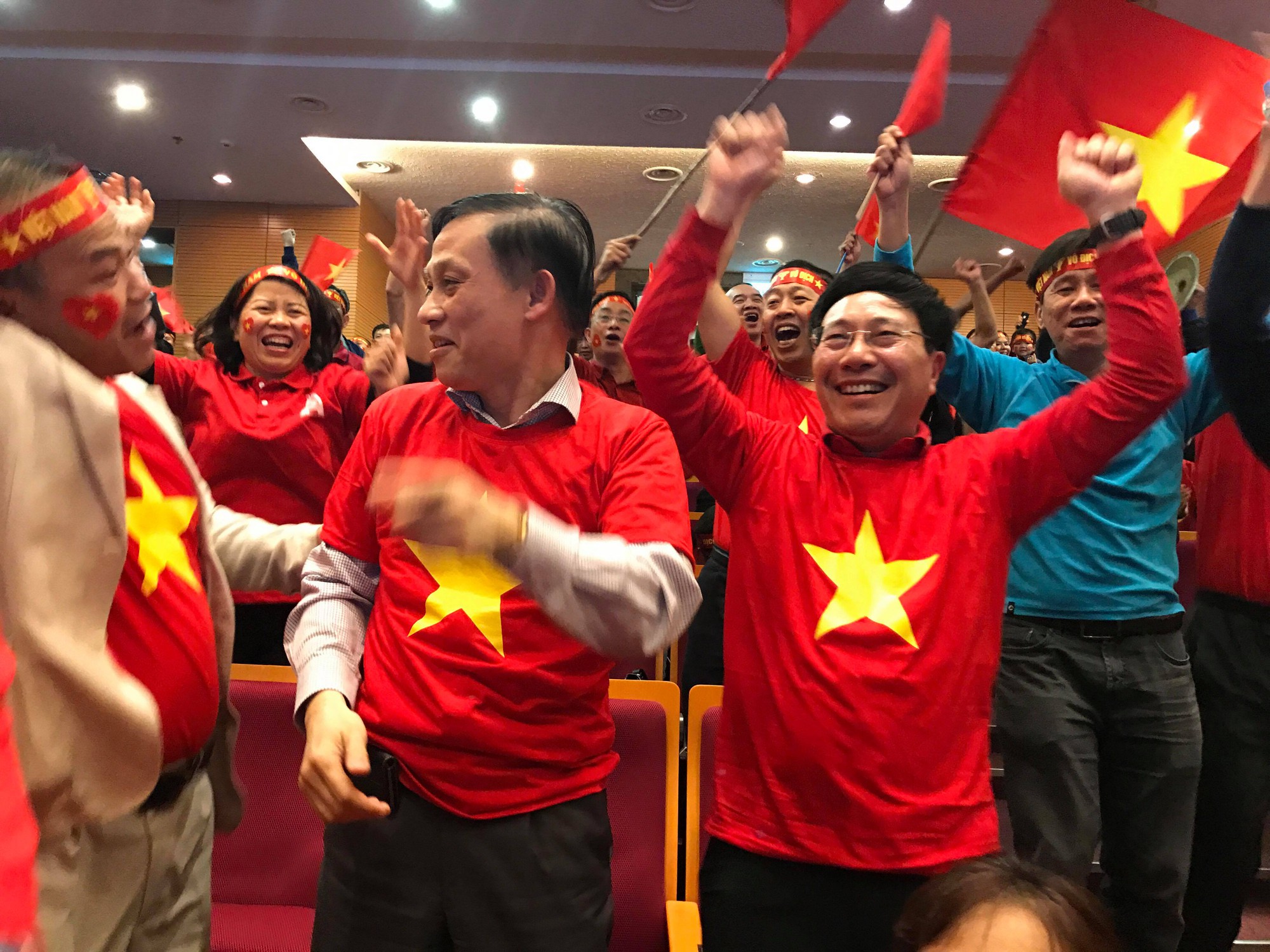 Phó Thủ tướng reo mừng giây phút Quang Hải ghi "tuyệt phẩm"