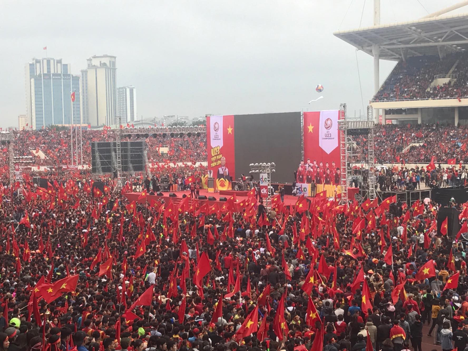Phó Thủ tướng reo mừng giây phút Quang Hải ghi tuyệt phẩm - Ảnh 19.