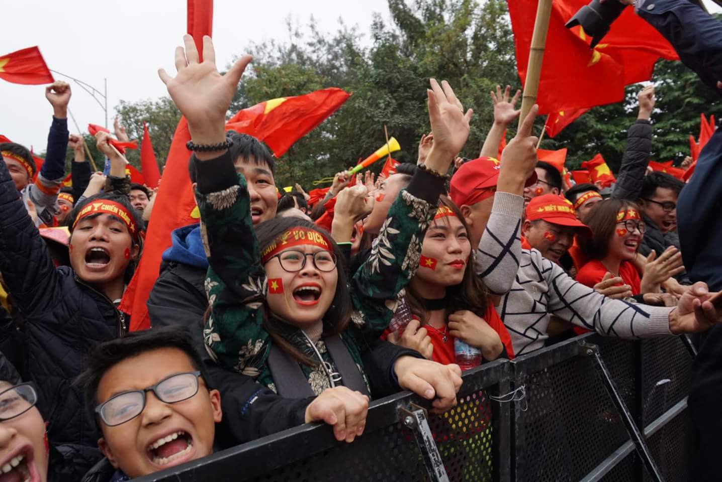 Phó Thủ tướng reo mừng giây phút Quang Hải ghi tuyệt phẩm - Ảnh 3.