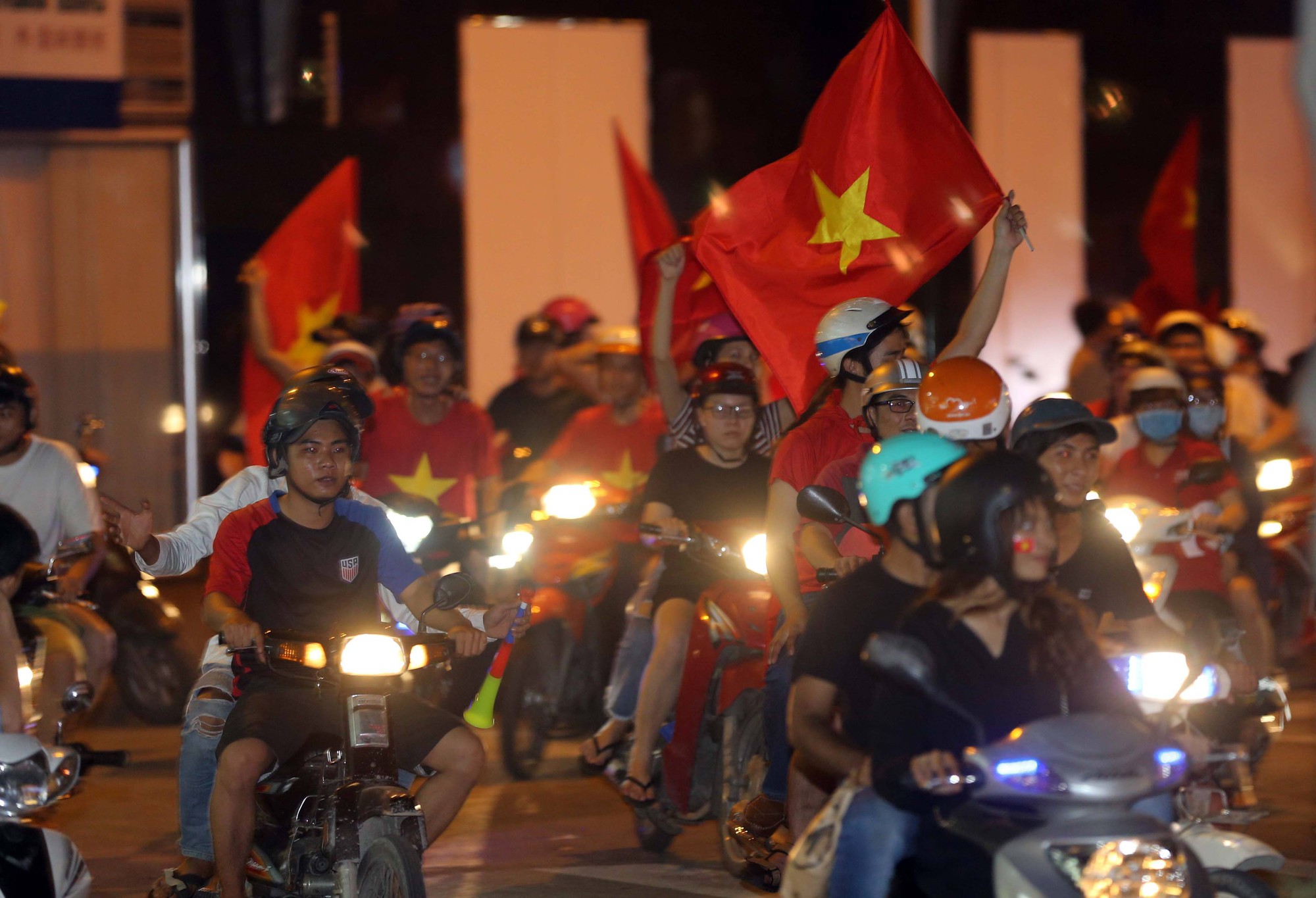 CĐV tr&agrave;n ngập đường phố S&agrave;i G&ograve;n d&ugrave; U23 Việt Nam về nh&igrave; - Ảnh 19.
