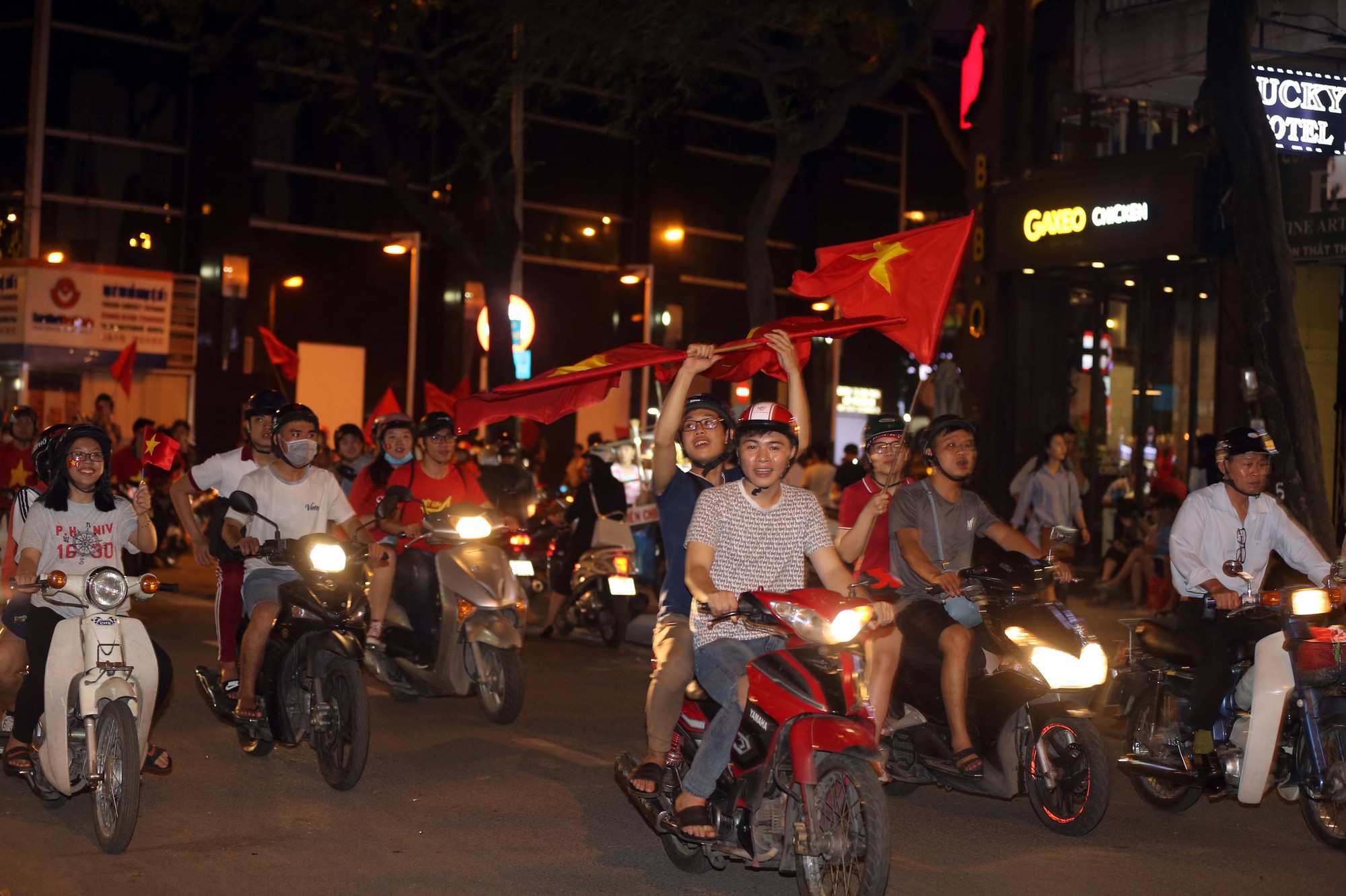 CĐV tr&agrave;n ngập đường phố S&agrave;i G&ograve;n d&ugrave; U23 Việt Nam về nh&igrave; - Ảnh 18.