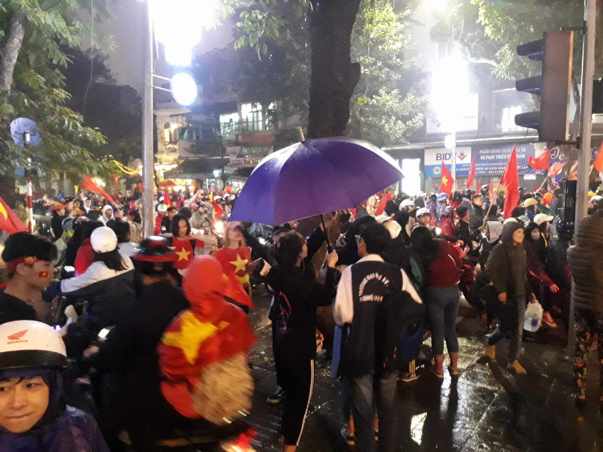 Biển người đổ về Hồ Gươm mừng kỳ t&iacute;ch của U23 Việt Nam dưới mưa - Ảnh 5.