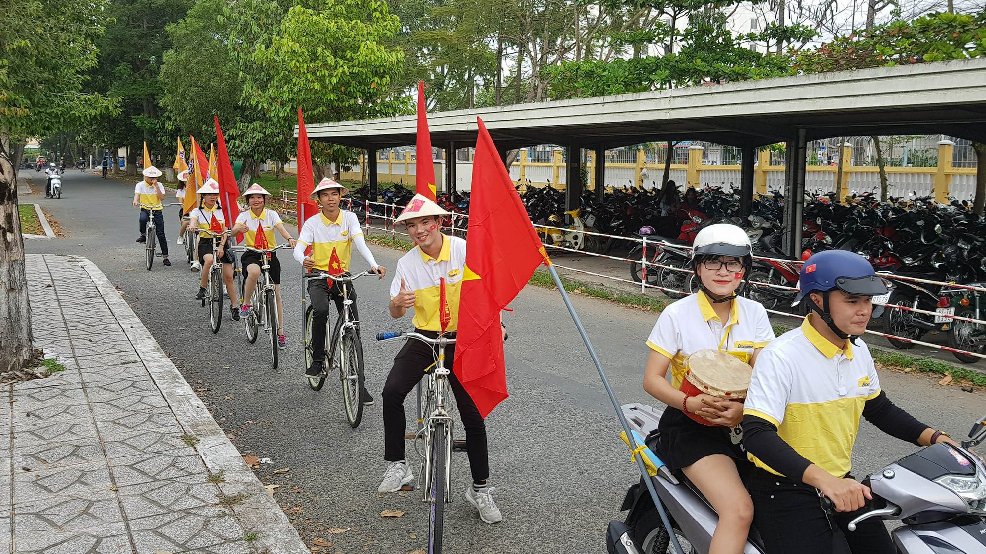 Người d&acirc;n T&acirc;y Đ&ocirc; k&eacute;o ra bờ k&egrave; s&ocirc;ng Hậu cổ vũ U23 Việt Nam - Ảnh 15.