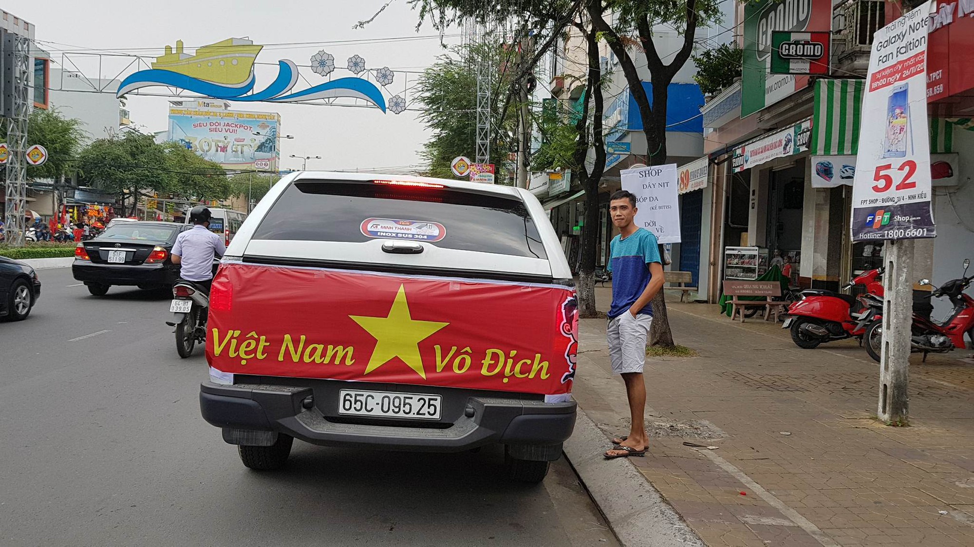 Người d&acirc;n T&acirc;y Đ&ocirc; k&eacute;o ra bờ k&egrave; s&ocirc;ng Hậu cổ vũ U23 Việt Nam - Ảnh 8.