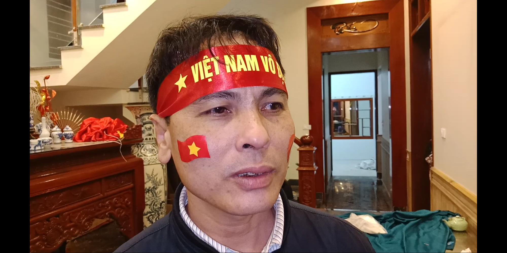 Người hâm mộ rơi lệ tiếc nuối bàn thua vào phút chót của U23 Việt Nam - Ảnh 2.