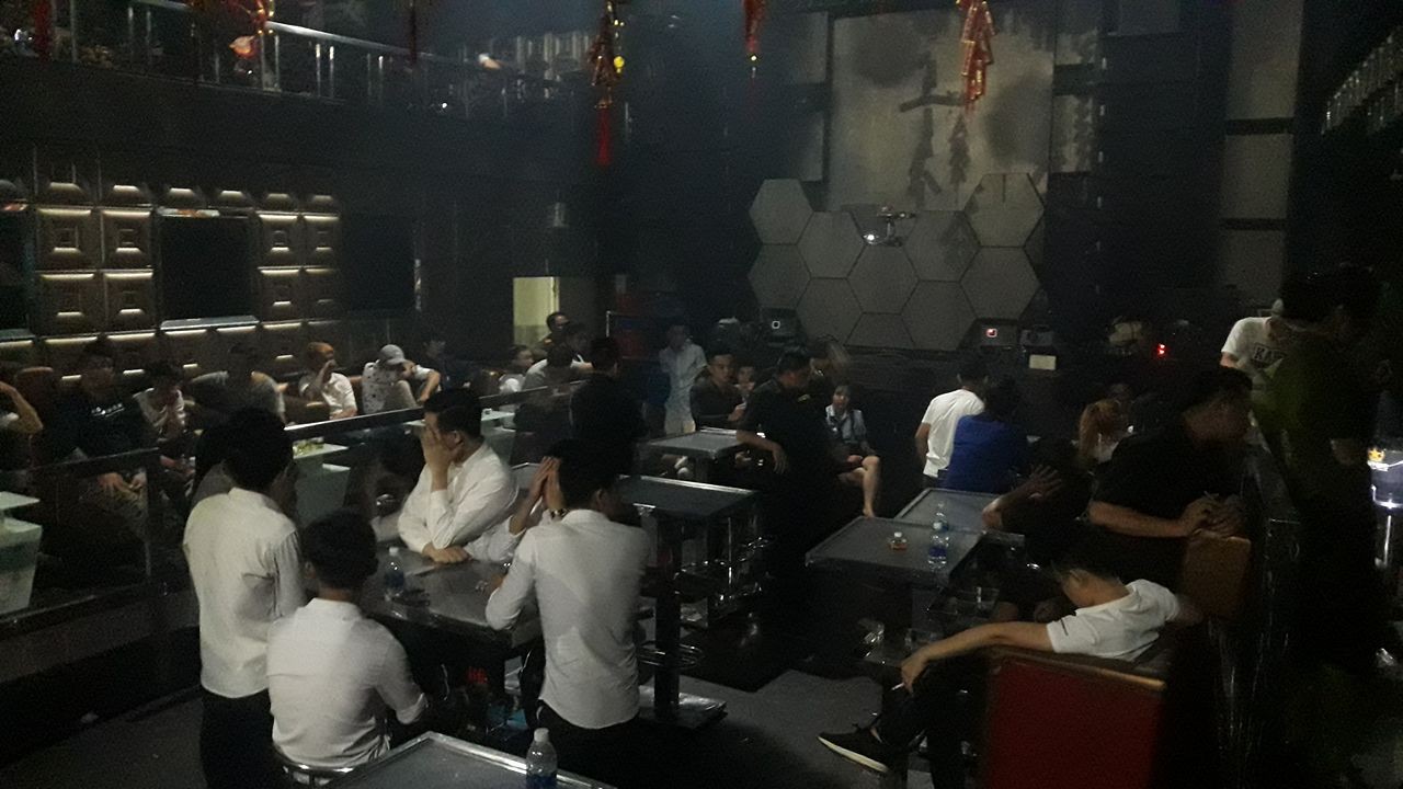 Đột k&iacute;ch qu&aacute;n bar ở Bi&ecirc;n H&ograve;a, lại ph&aacute;t hiện nhiều người d&iacute;nh ma t&uacute;y - Ảnh 2.