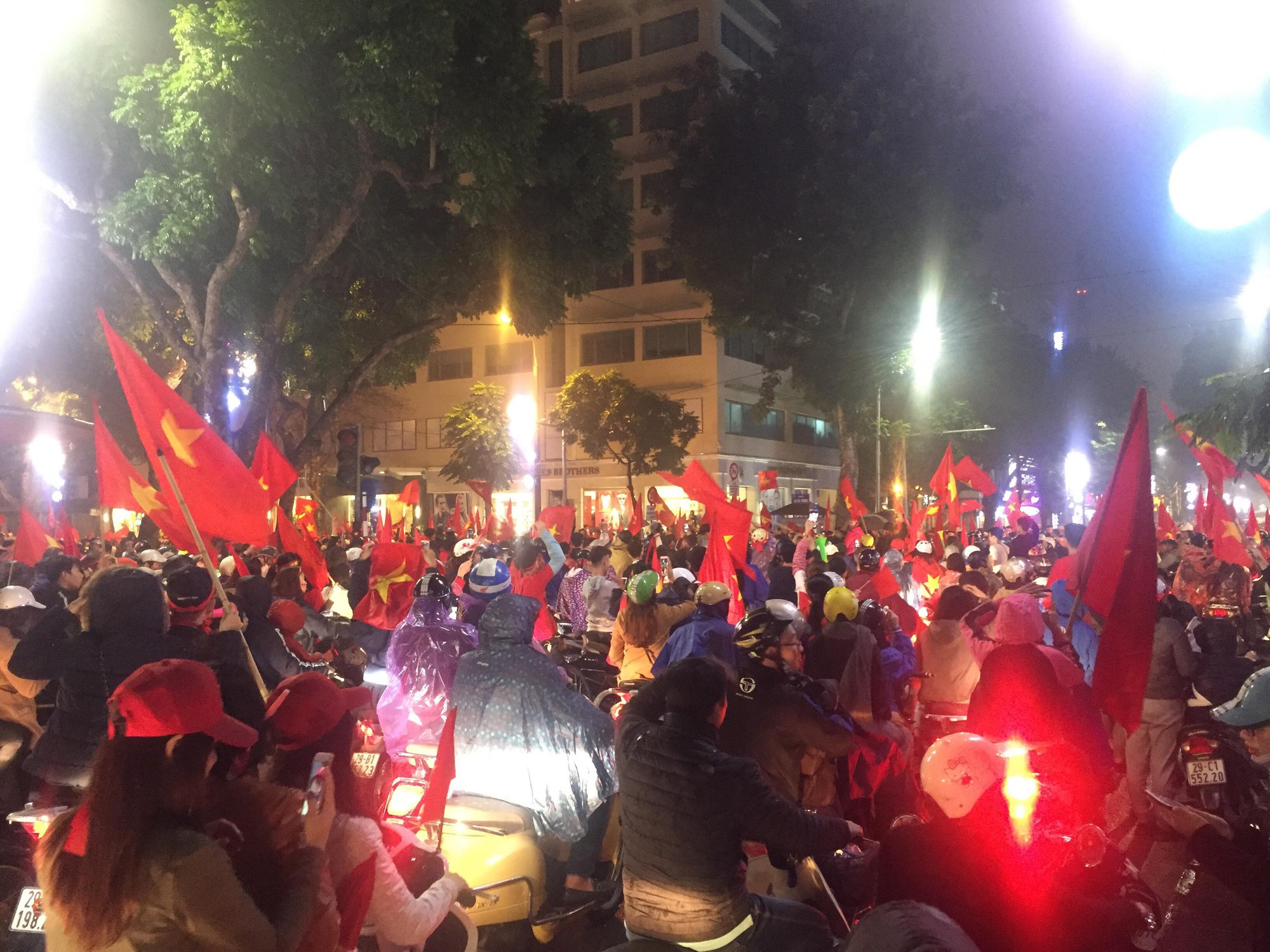 Biển người đổ về Hồ Gươm mừng kỳ t&iacute;ch của U23 Việt Nam dưới mưa - Ảnh 4.