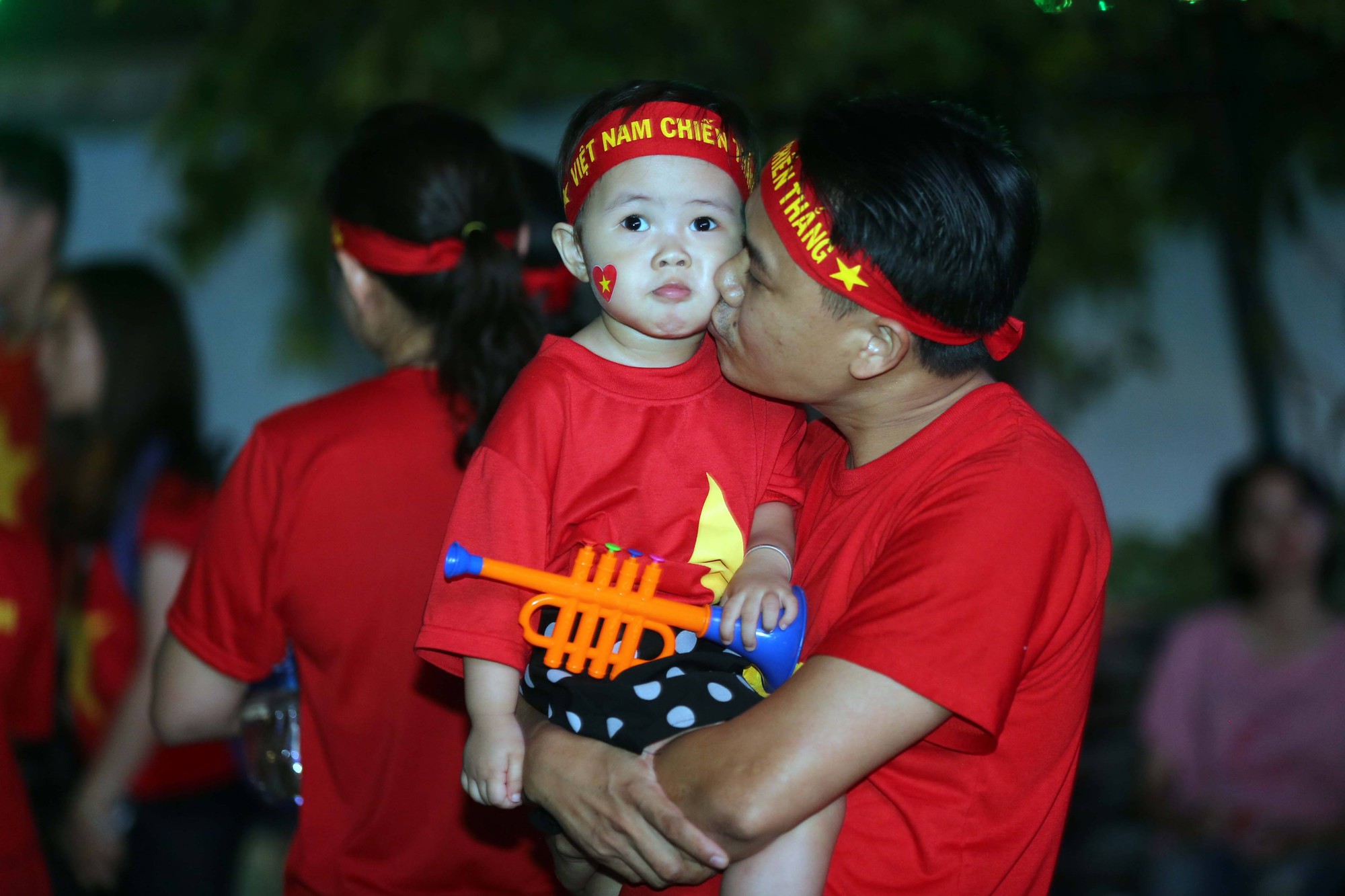 CĐV tr&agrave;n ngập đường phố S&agrave;i G&ograve;n d&ugrave; U23 Việt Nam về nh&igrave; - Ảnh 12.