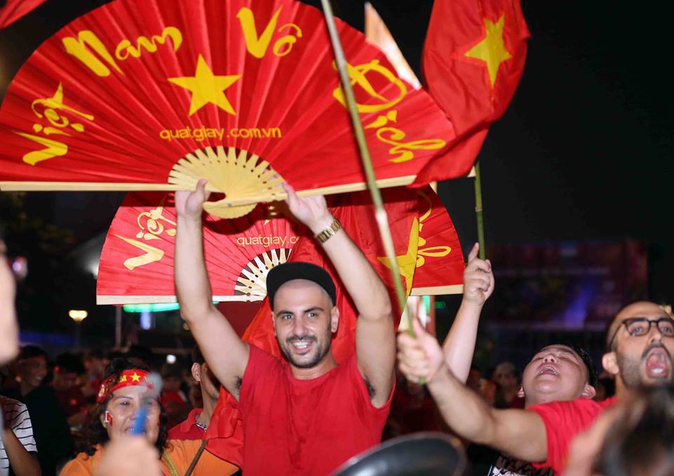 CĐV tr&agrave;n ngập đường phố S&agrave;i G&ograve;n d&ugrave; U23 Việt Nam về nh&igrave; - Ảnh 25.
