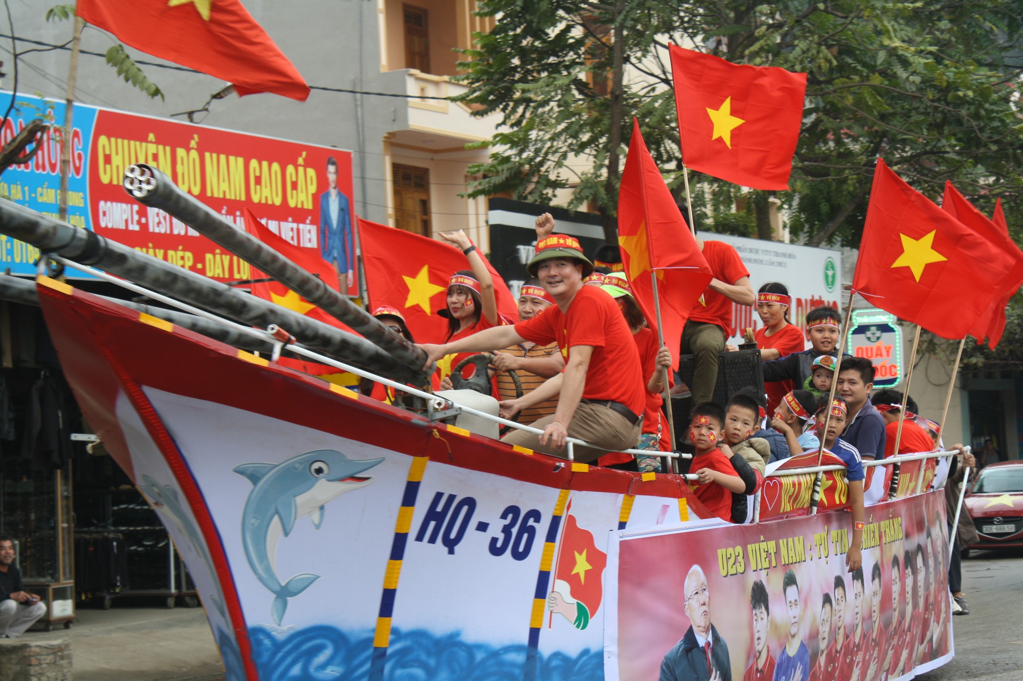 Mẹ Bùi Tiến Dũng ngất khi Quang Hải ghi bàn gỡ hòa cho U23 Việt Nam - Ảnh 6.