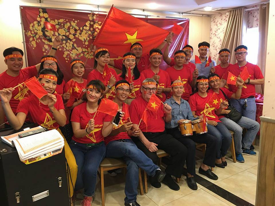 Thầy trò cổ vũ U23 VN làm nóng chương trình tư vấn tuyển sinh - Ảnh 2.