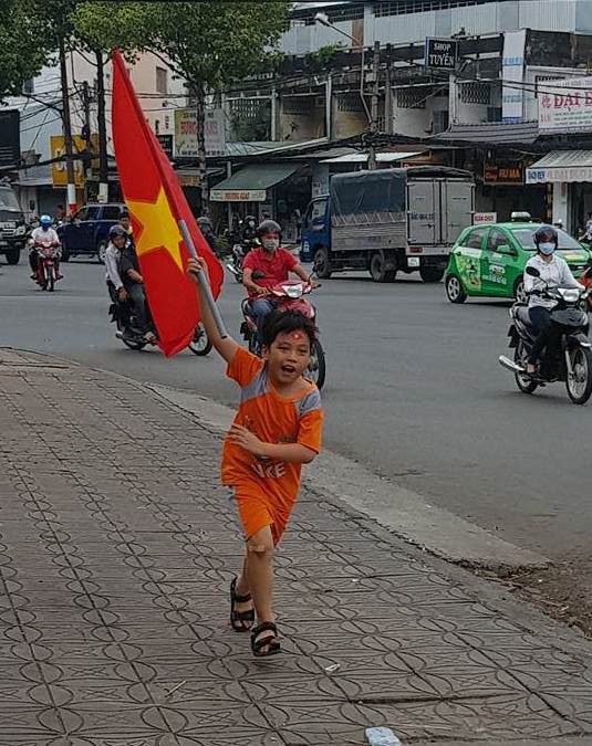 Người d&acirc;n T&acirc;y Đ&ocirc; k&eacute;o ra bờ k&egrave; s&ocirc;ng Hậu cổ vũ U23 Việt Nam - Ảnh 11.