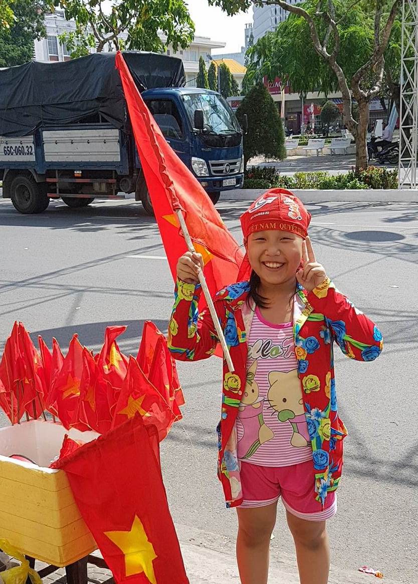 Người d&acirc;n T&acirc;y Đ&ocirc; k&eacute;o ra bờ k&egrave; s&ocirc;ng Hậu cổ vũ U23 Việt Nam - Ảnh 12.
