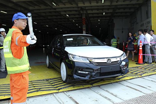 Ôtô nhập khẩu về Việt Nam - hãng Nhật kêu khó, hãng Đức tự tin