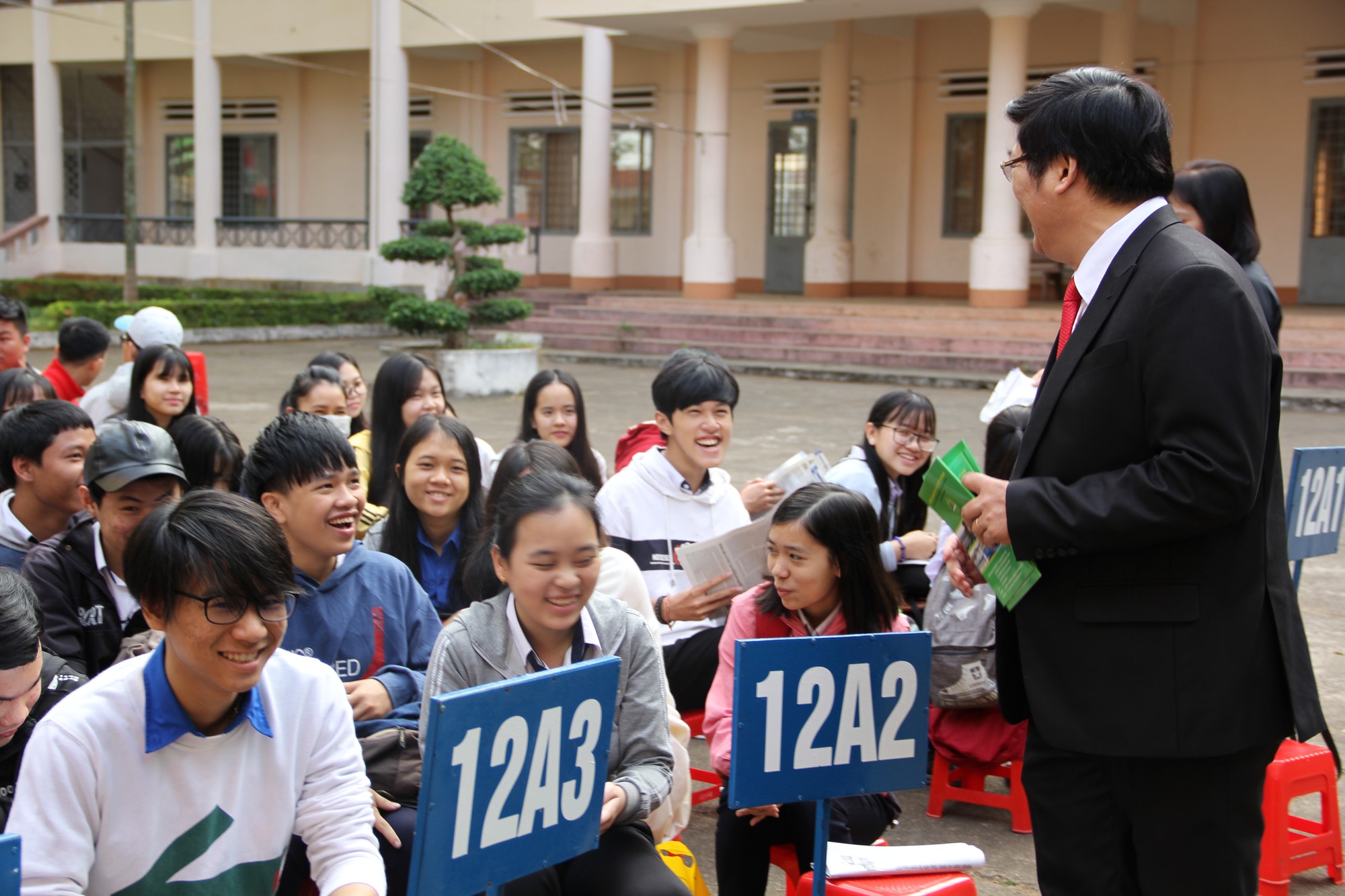Đưa trường học đến th&iacute; sinh 2018 tại Đắk Lắk: M&ecirc; sư phạm nhưng sợ thất nghiệp - Ảnh 8.