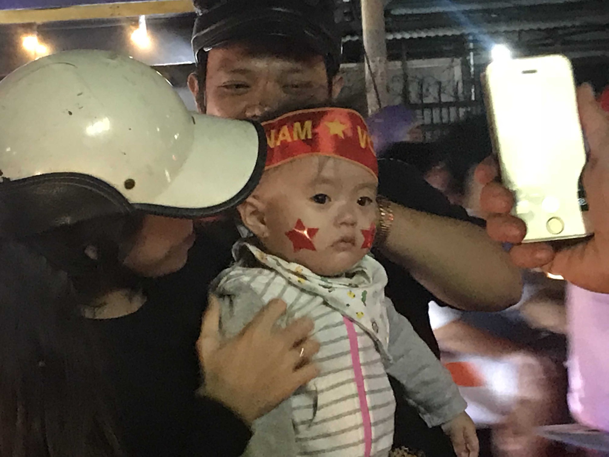 Lắp hàng loạt màn hình "khủng" xem trực tiếp U23 Việt Nam thi đấu