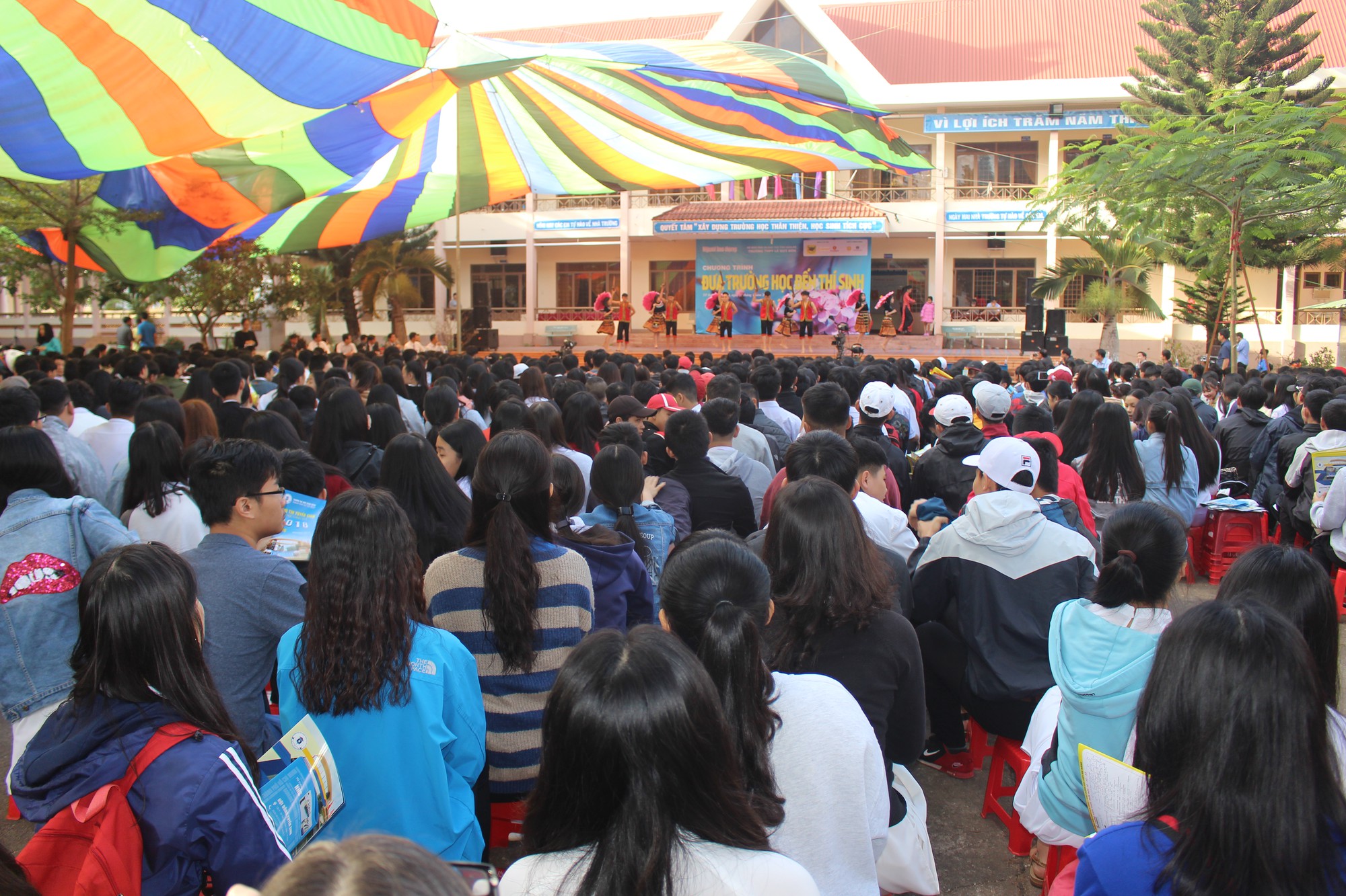 Đưa trường học đến th&iacute; sinh 2018 tại Đắk Lắk: M&ecirc; sư phạm nhưng sợ thất nghiệp - Ảnh 6.