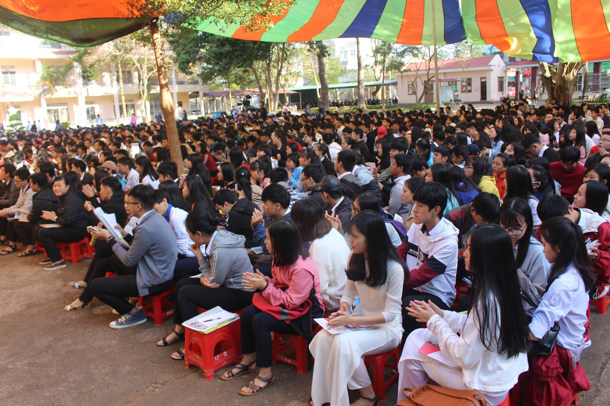 Đưa trường học đến th&iacute; sinh 2018 tại Đắk Lắk: M&ecirc; sư phạm nhưng sợ thất nghiệp - Ảnh 15.