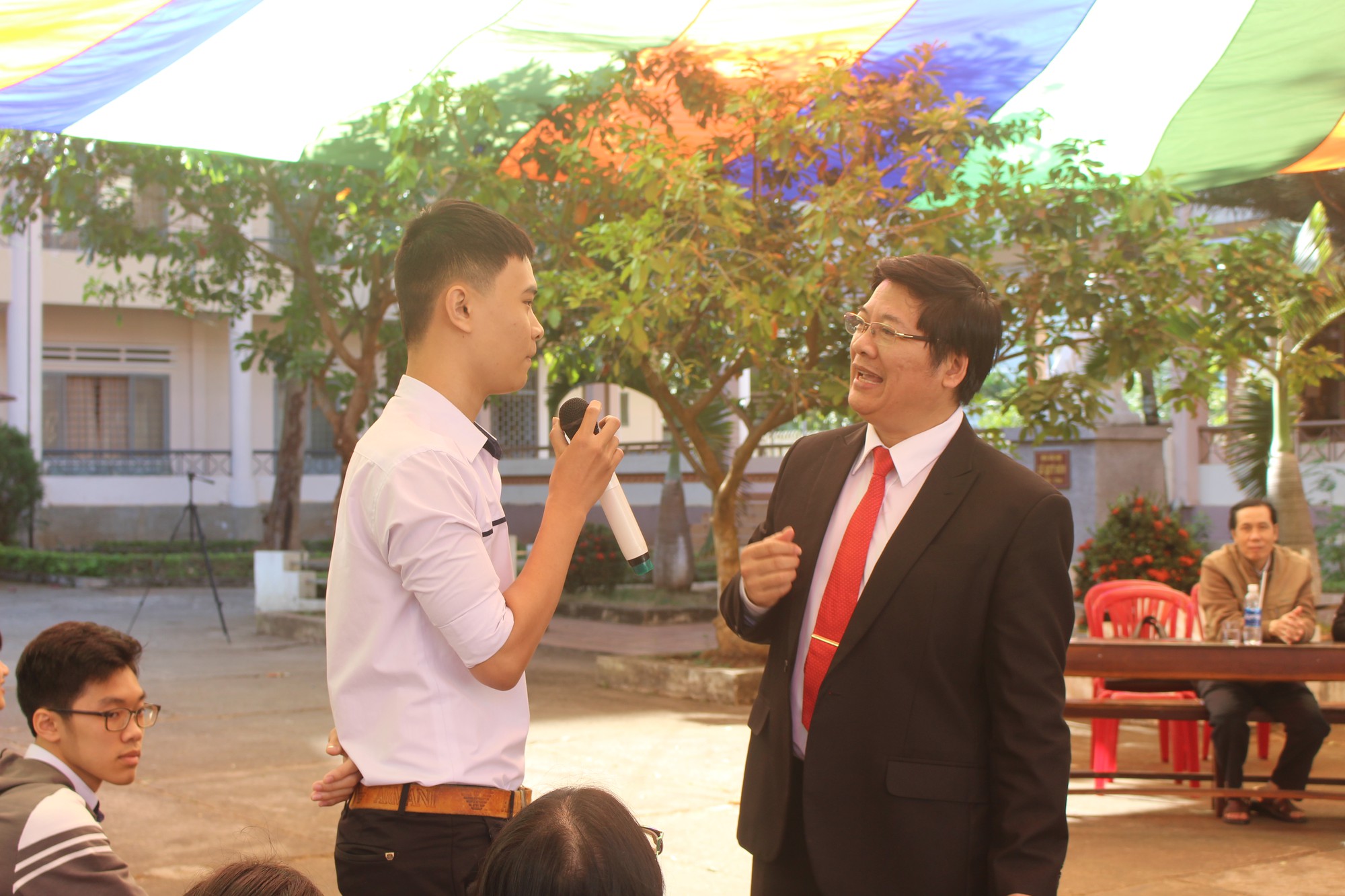 Thầy trò cổ vũ U23 VN làm nóng chương trình tư vấn tuyển sinh - Ảnh 1.