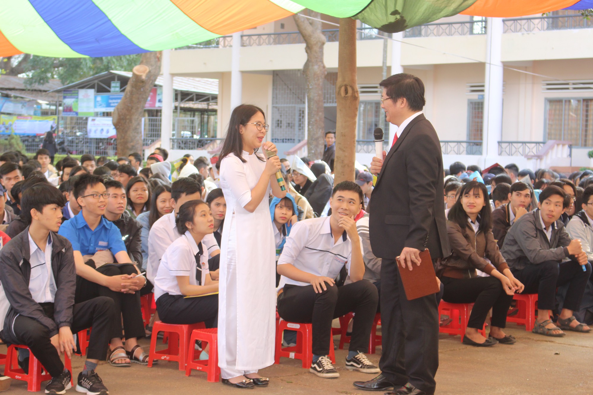 Đưa trường học đến th&iacute; sinh 2018 tại Đắk Lắk: M&ecirc; sư phạm nhưng sợ thất nghiệp - Ảnh 10.