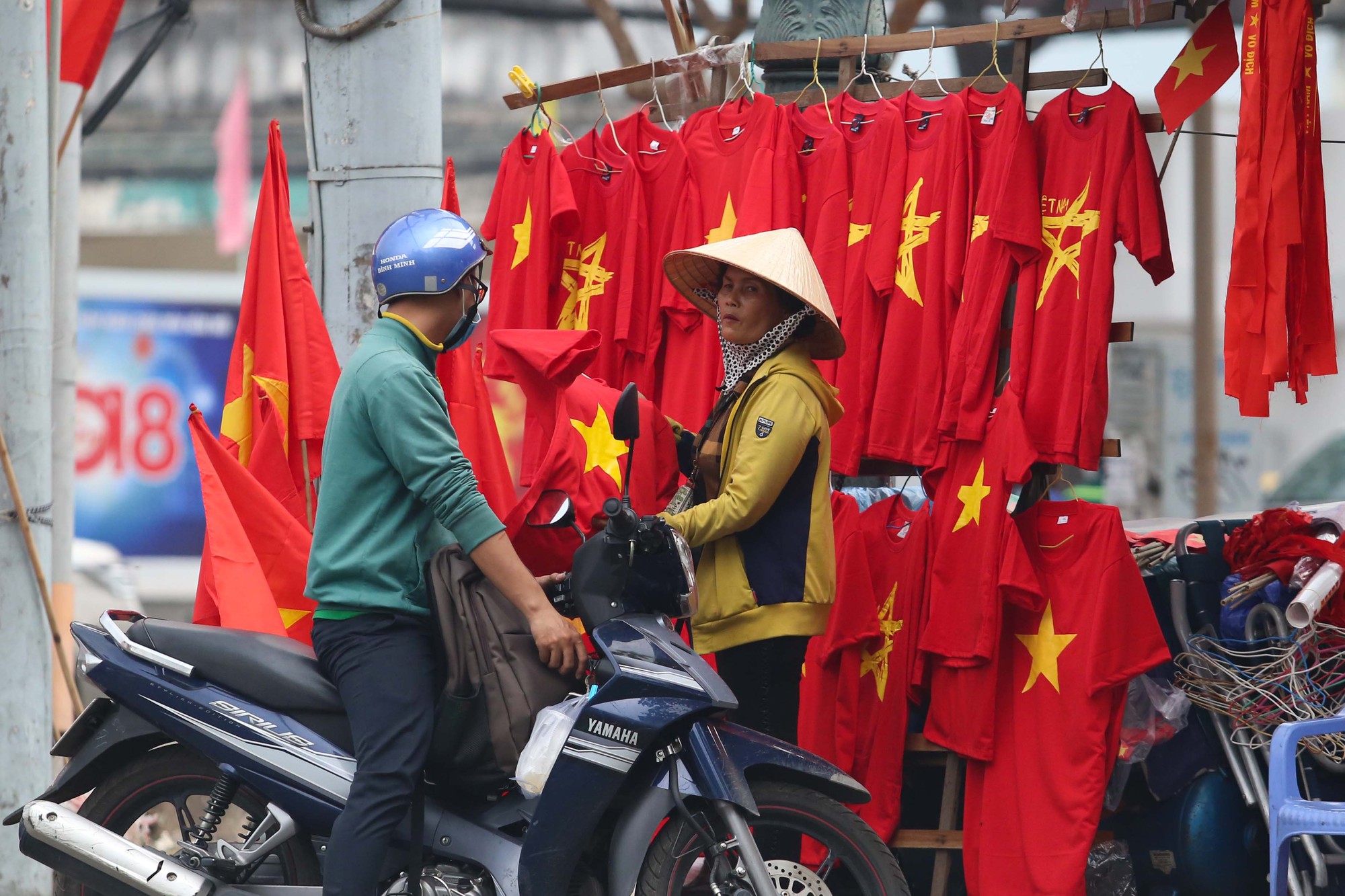 Người S&agrave;i G&ograve;n đổ x&ocirc; mua &aacute;o, cờ... cổ vũ U23 Việt Nam - Ảnh 13.