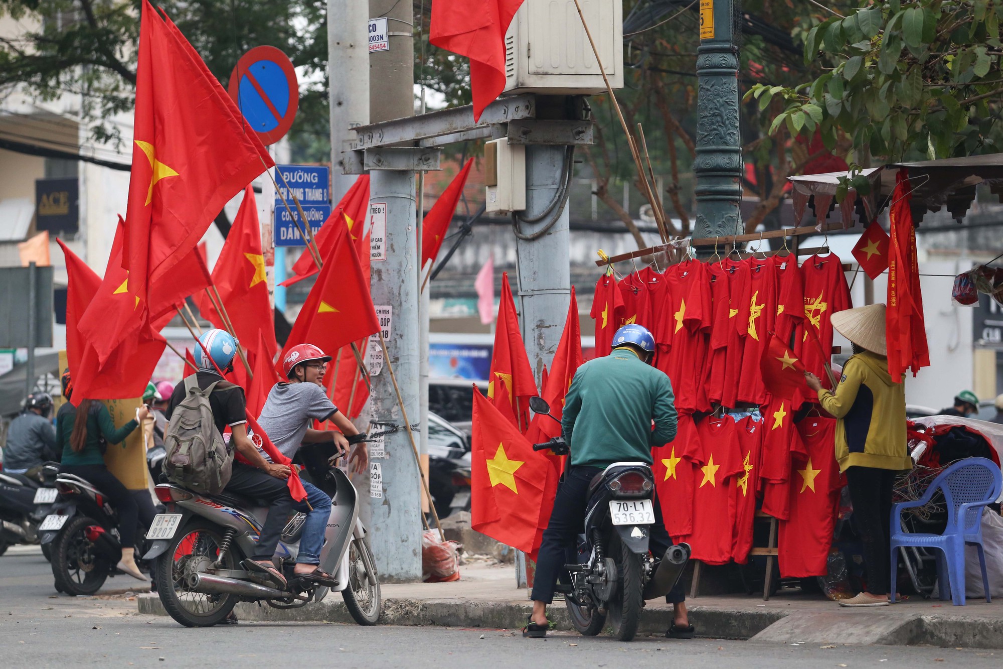 Người S&agrave;i G&ograve;n đổ x&ocirc; mua &aacute;o, cờ... cổ vũ U23 Việt Nam - Ảnh 12.