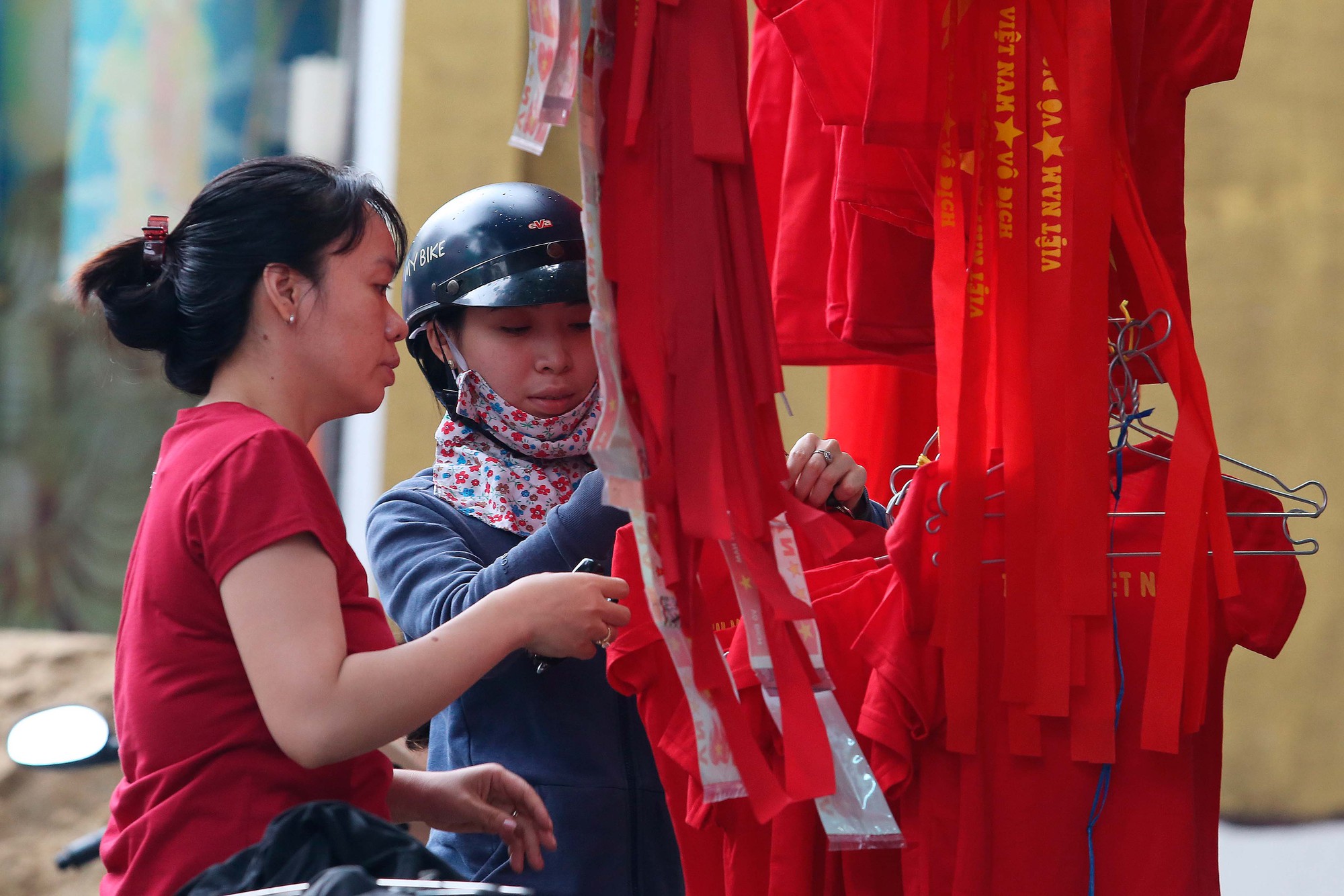 Người S&agrave;i G&ograve;n đổ x&ocirc; mua &aacute;o, cờ... cổ vũ U23 Việt Nam - Ảnh 7.