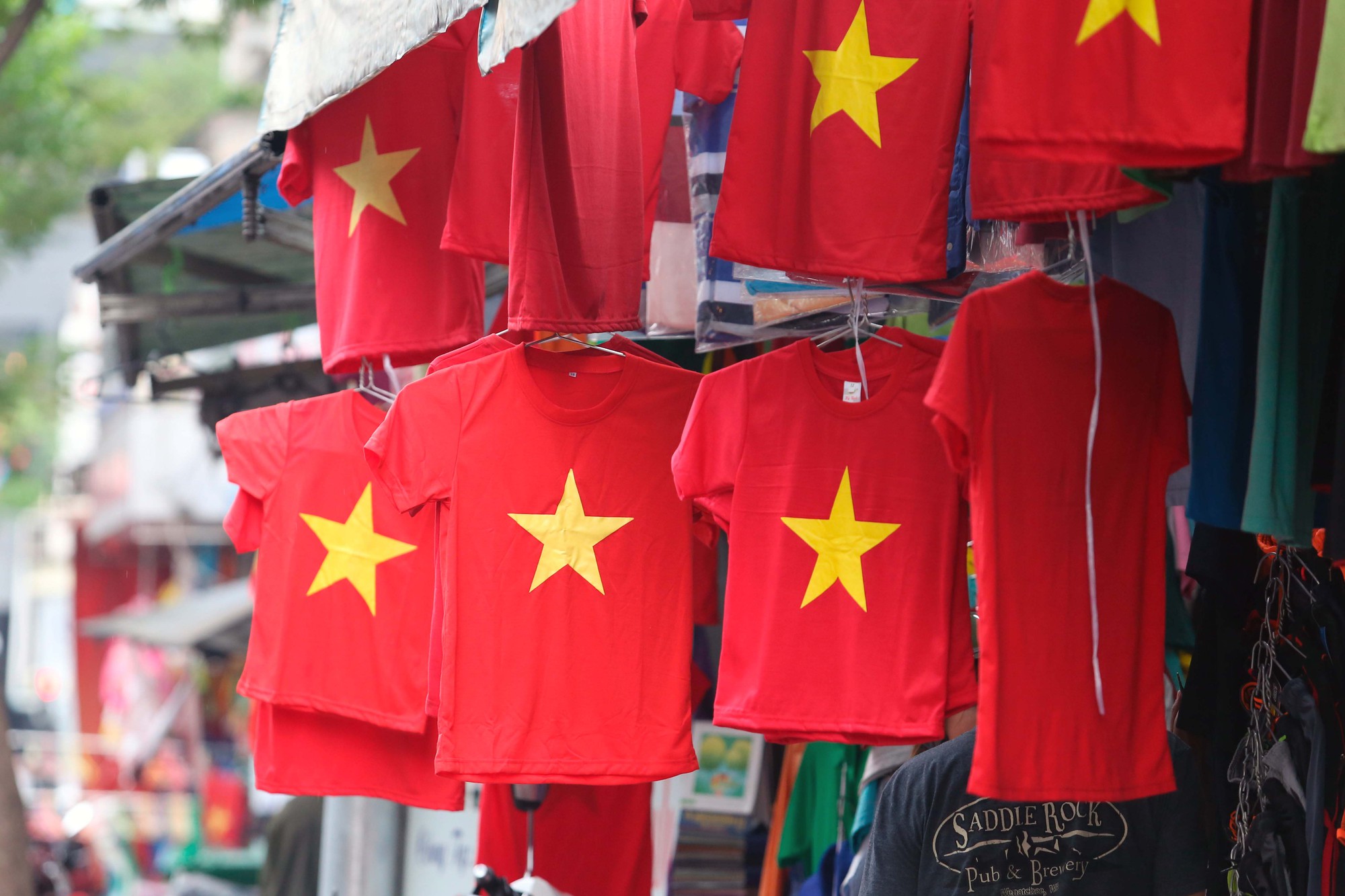 Người S&agrave;i G&ograve;n đổ x&ocirc; mua &aacute;o, cờ... cổ vũ U23 Việt Nam - Ảnh 2.