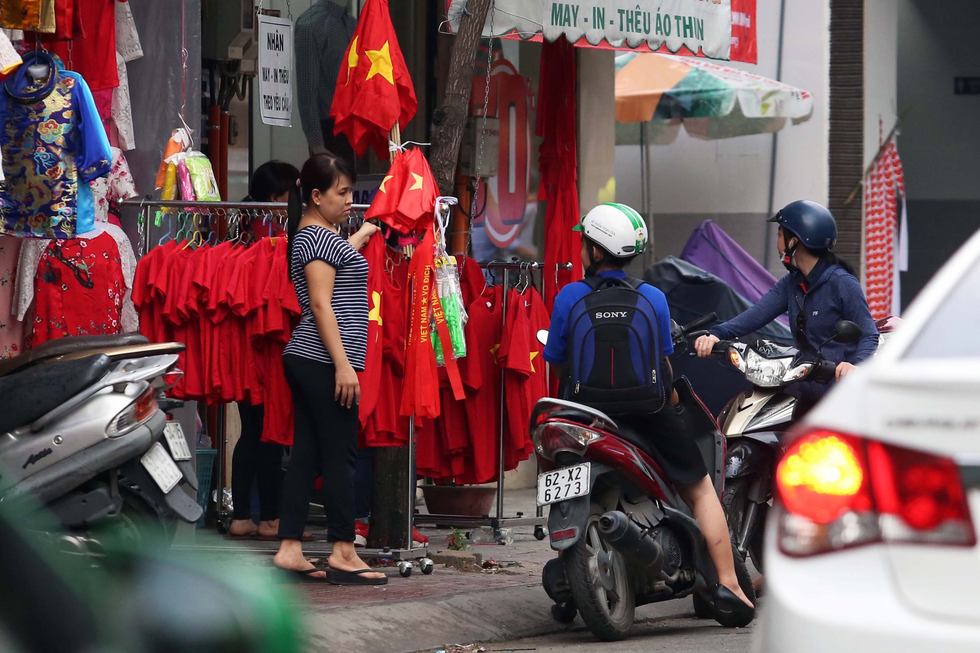 Người S&agrave;i G&ograve;n đổ x&ocirc; mua &aacute;o, cờ... cổ vũ U23 Việt Nam - Ảnh 3.