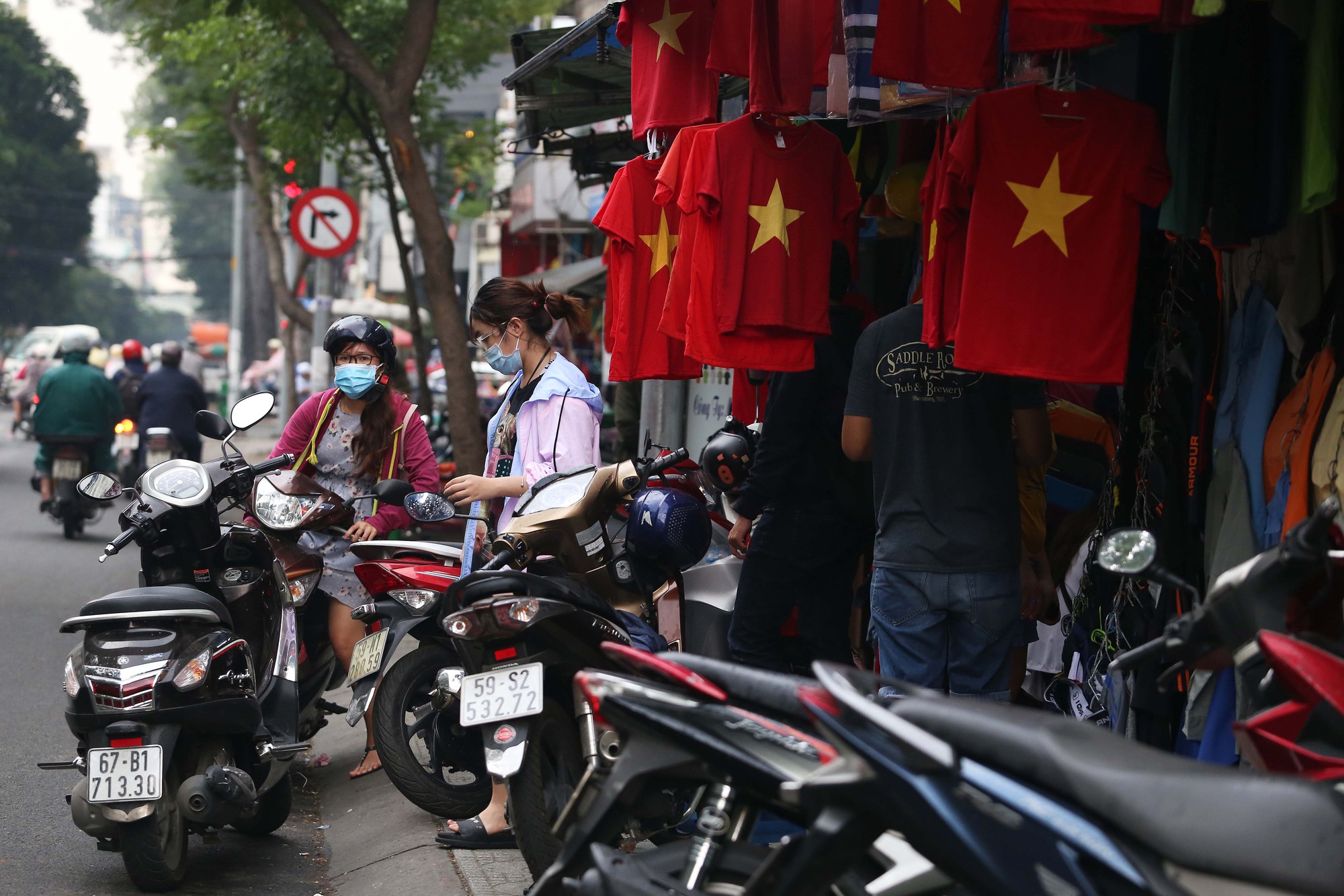 Người S&agrave;i G&ograve;n đổ x&ocirc; mua &aacute;o, cờ... cổ vũ U23 Việt Nam - Ảnh 5.
