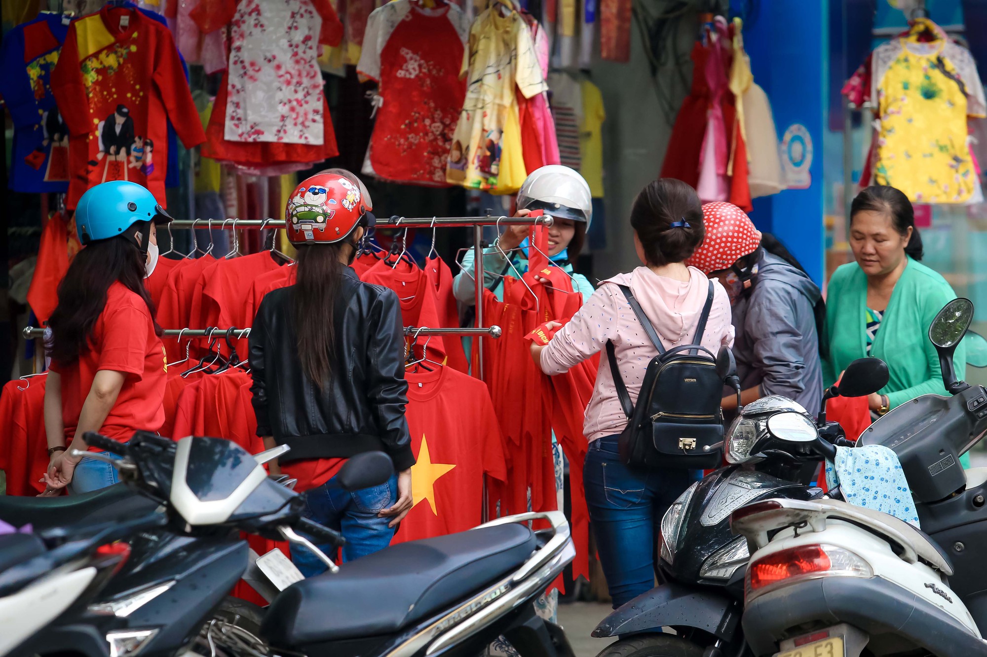 Người Sài Gòn đổ xô mua áo, cờ... cổ vũ U23 Việt Nam
