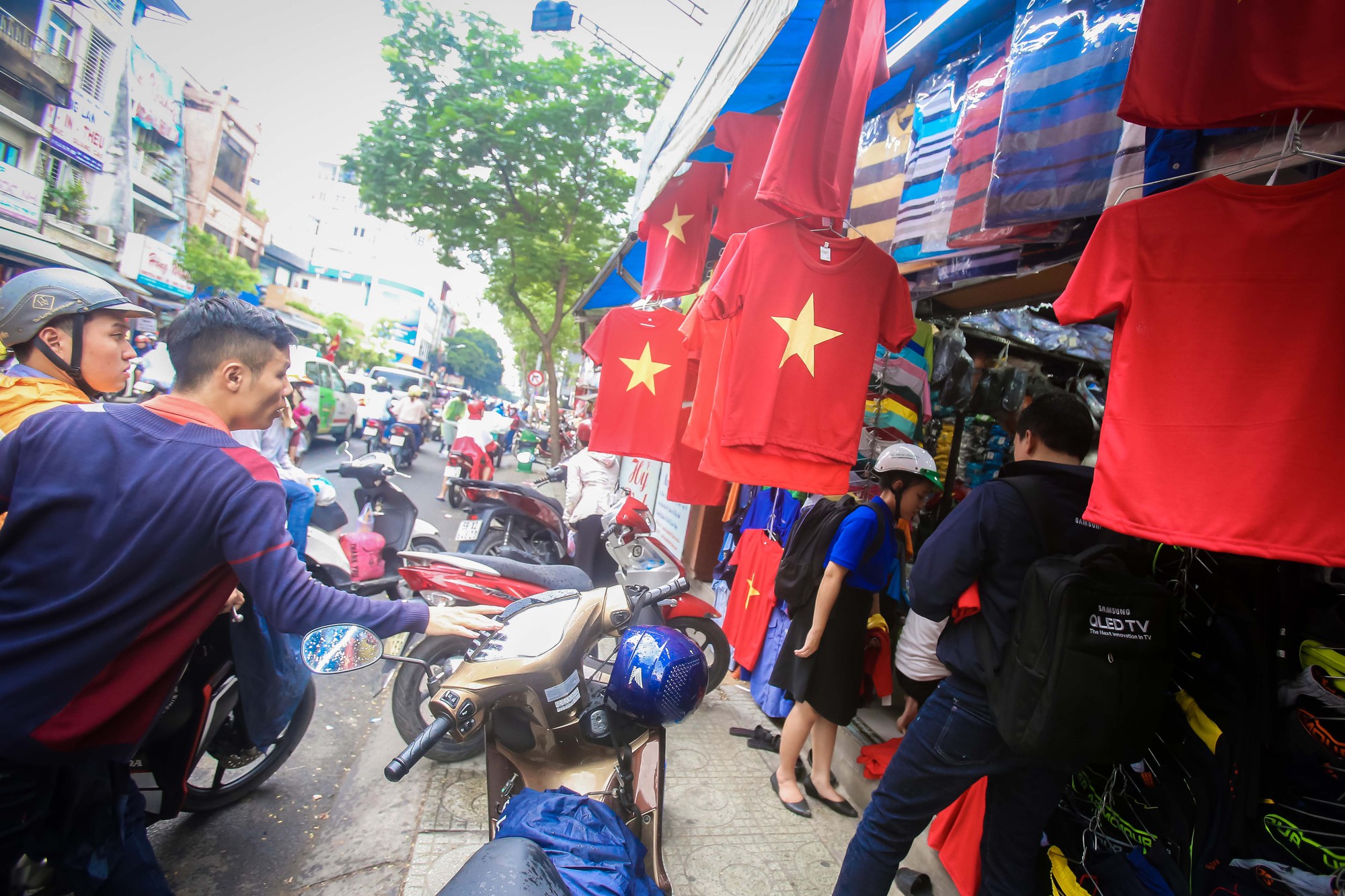 Người S&agrave;i G&ograve;n đổ x&ocirc; mua &aacute;o, cờ... cổ vũ U23 Việt Nam - Ảnh 10.