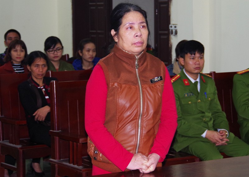 Bảo mẫu “tra tấn” bé 2 tháng tuổi lĩnh 15 tháng tù