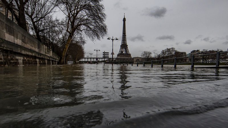 Paris chới với trong nước lũ sông Seine