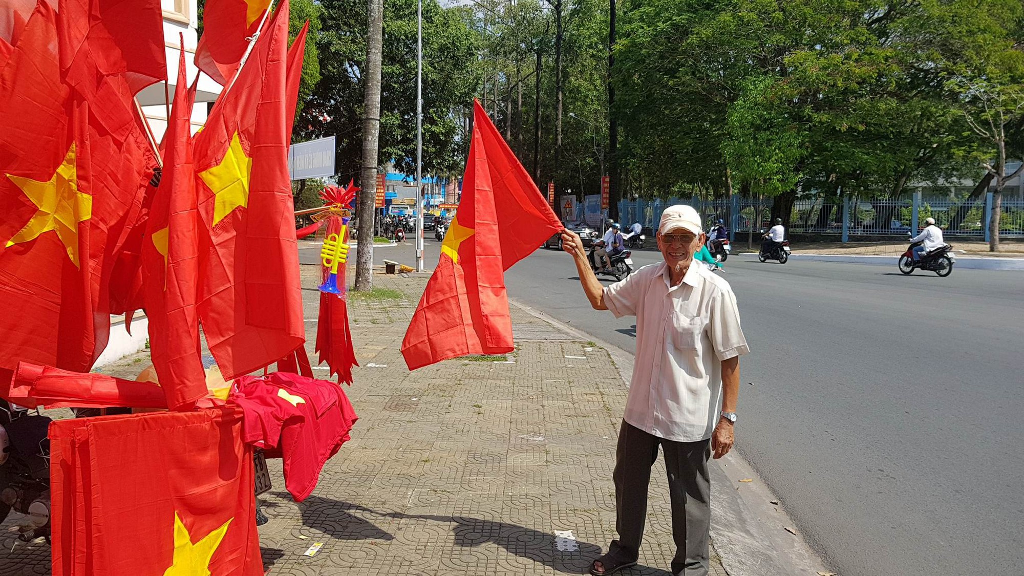 Người d&acirc;n T&acirc;y Đ&ocirc; k&eacute;o ra bờ k&egrave; s&ocirc;ng Hậu cổ vũ U23 Việt Nam - Ảnh 14.