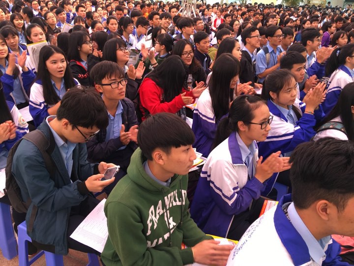 Đưa trường học đến th&iacute; sinh 2018 tại Gia Lai: Ng&agrave;nh CNTT dễ bị đ&agrave;o thải? - Ảnh 16.