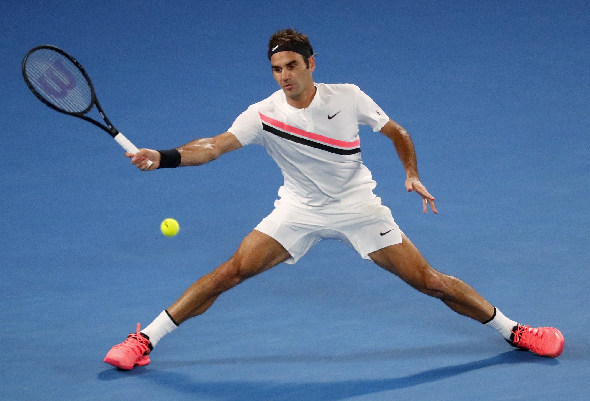 Federer bật kh&oacute;c khi giữ c&uacute;p &Uacute;c mở rộng ở tuổi 36 - Ảnh 1.