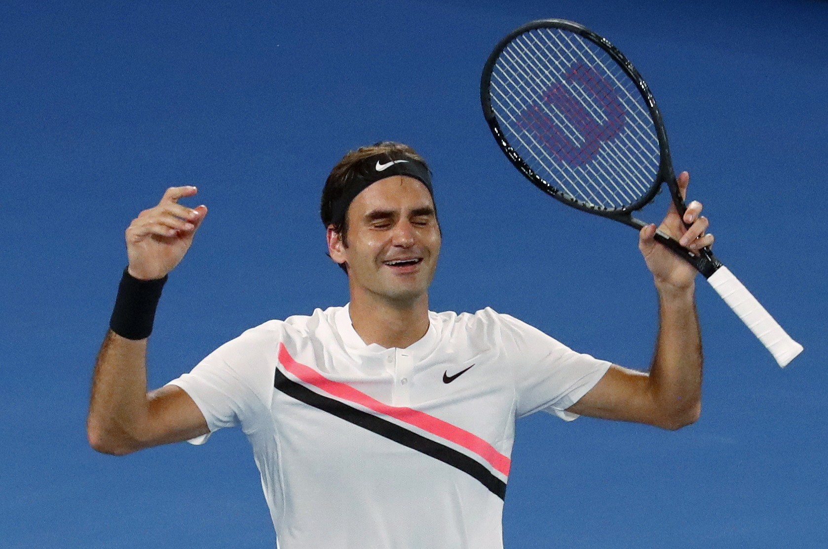 Federer bật khóc khi giữ cúp Úc mở rộng ở tuổi 36